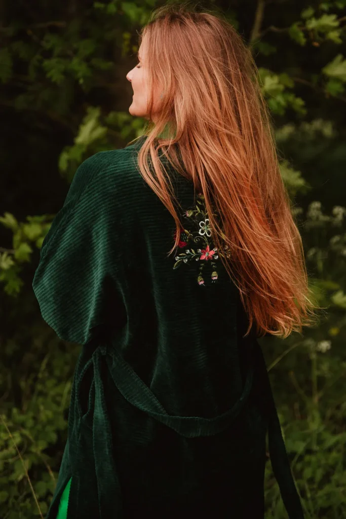Tumeroheline kimono tikandiga seljal, Eesti disain
