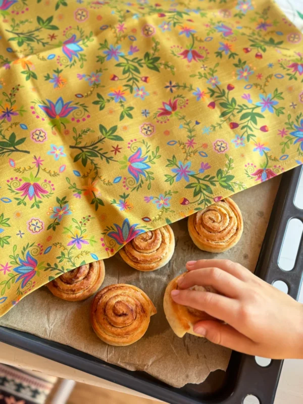 kaneelisaiad lillelise kollase Eesti disaini köögirätiku all