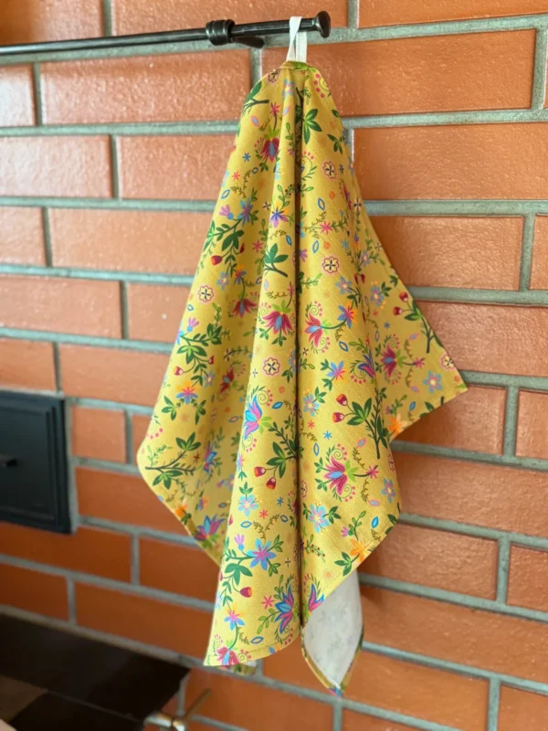 lillemustriga kollane köögirätik