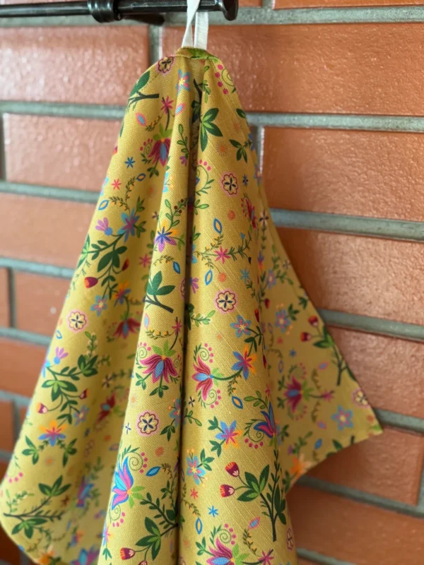 lillemustriga kollane köögirätik