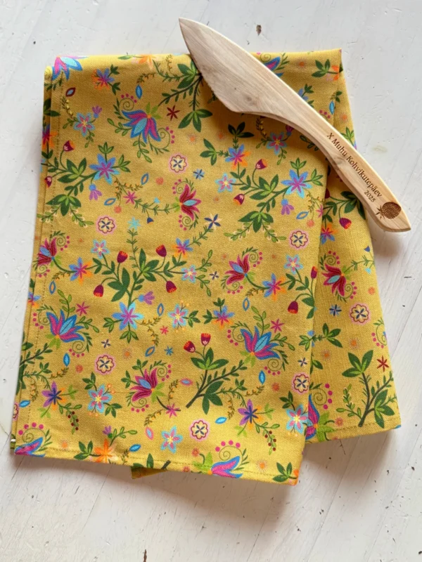 lillemustriga kollane köögirätik ja võinuga