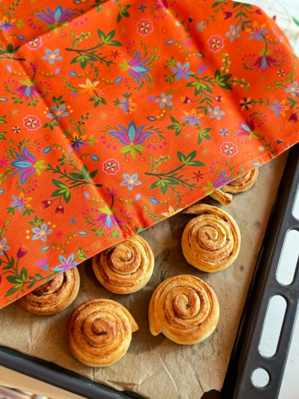 oranž köögirätik kaneelisaiade peal