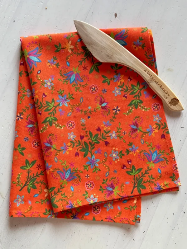 oranž lillelise mustriga Eestis disainitud ja valmistatud köögirätik ja võinuga