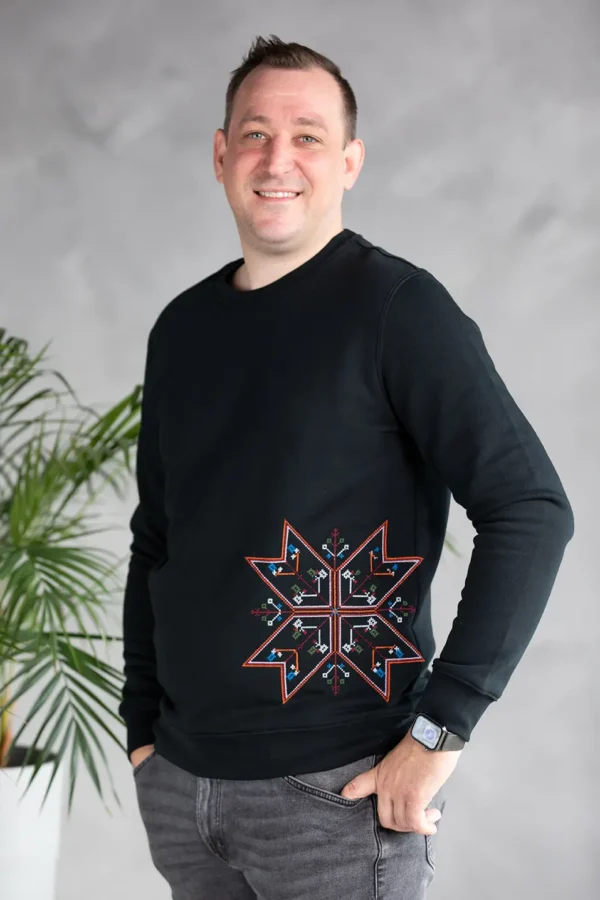 must Eestis disainitud meeste pusa