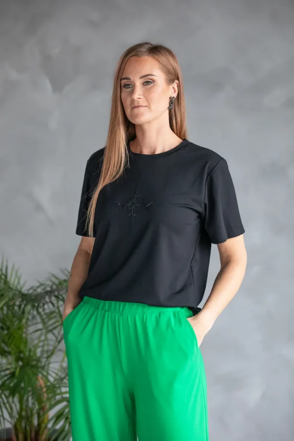 must naiste avaralõikeline tikandiga t-särk