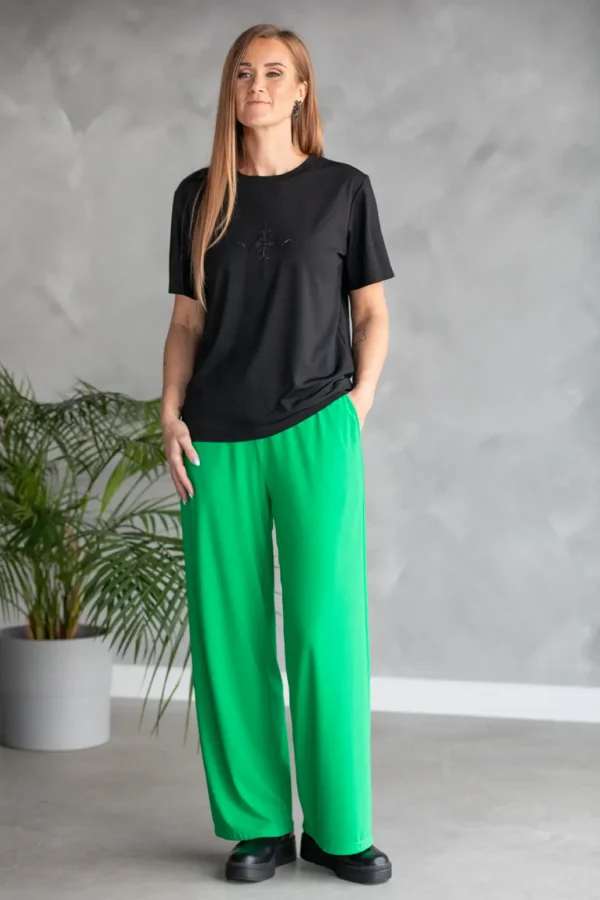 must naiste avaralõikeline tikandiga t-särk