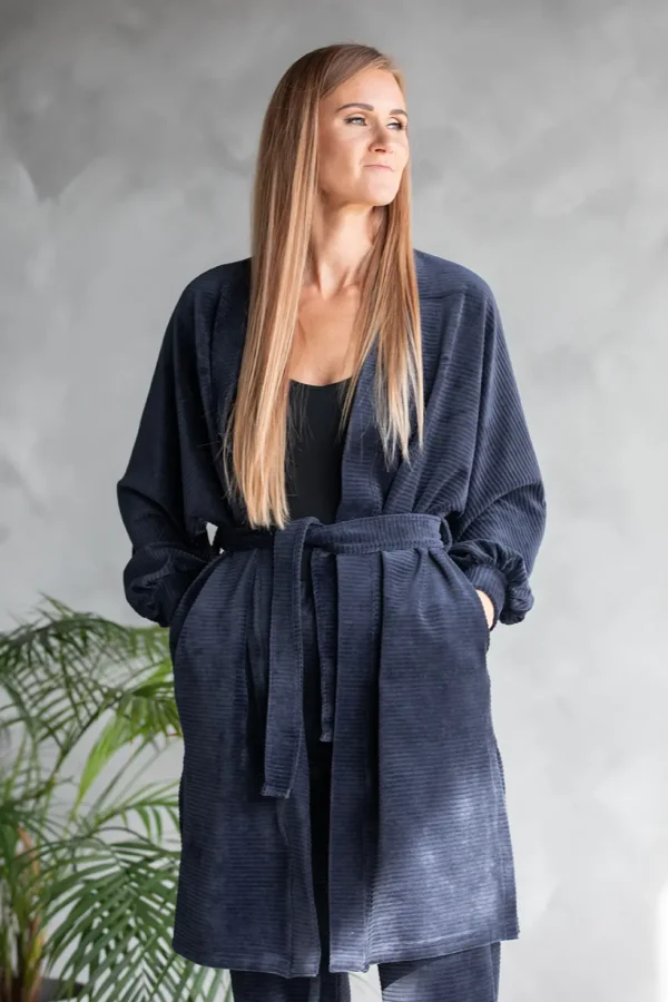 naiste taskute ja vööga kimono tikandiga seljal