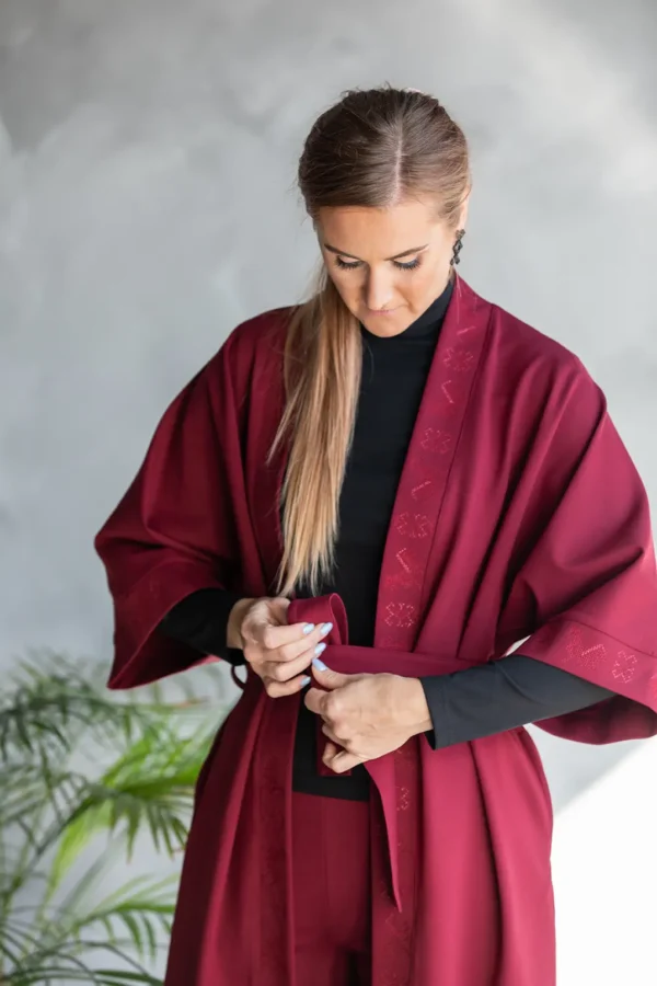 pikk naiste tikandiga bordoopunane kimono