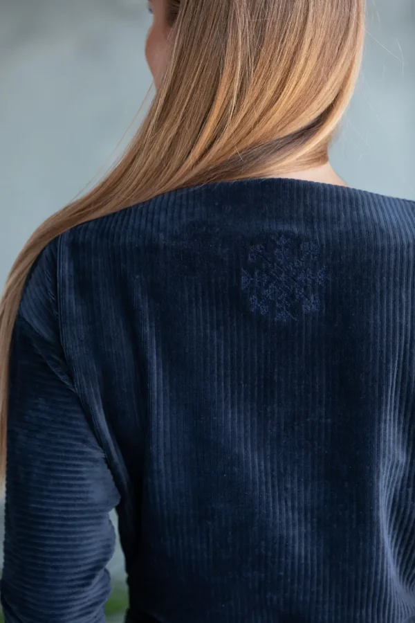 hallikassinine pikk ja soe kleit, millel on turjal ikand