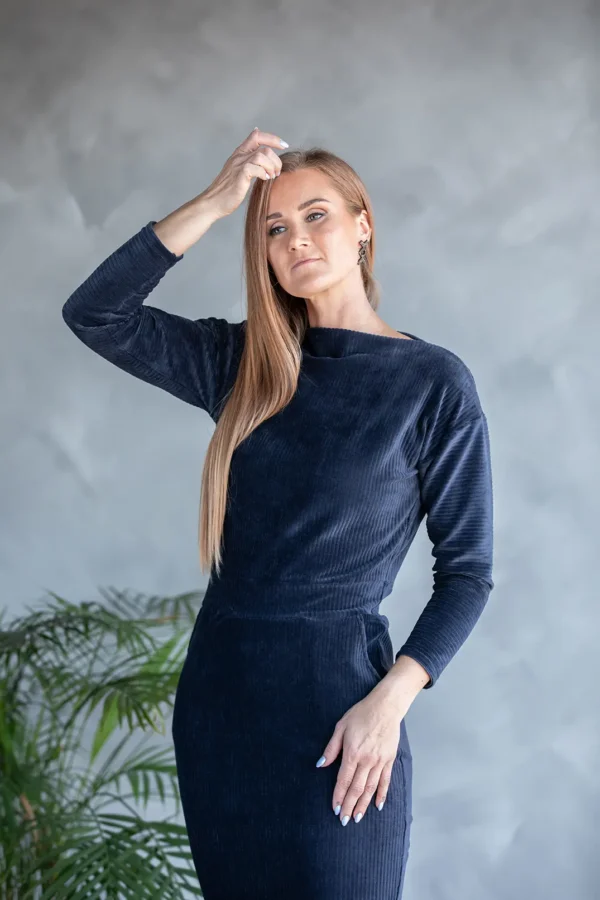 hallikassinine pikk ja soe kleit, mis on Eestis disainitud ja toodetud