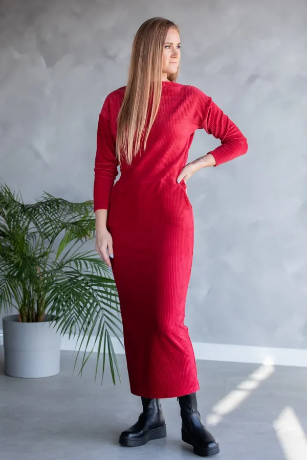 punane pikk ja soe naiste kleit