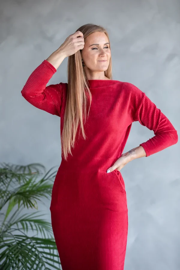 punane pikk ja soe naiste kleit