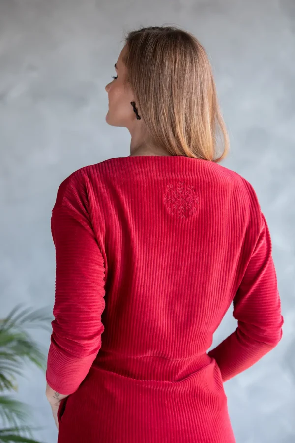 punane pikk ja soe naiste kleit, millel on turjal tikand