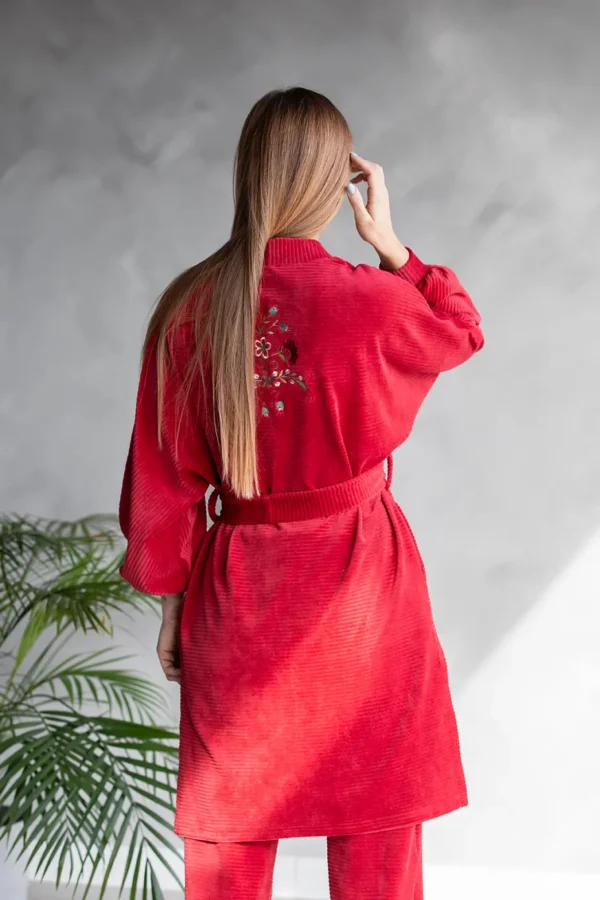 naiste punane kimono, tikandiga, Eesti disain