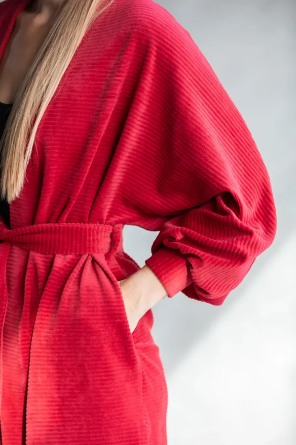 naiste punane kimono, taskute ja tikandiga, Eesti disain