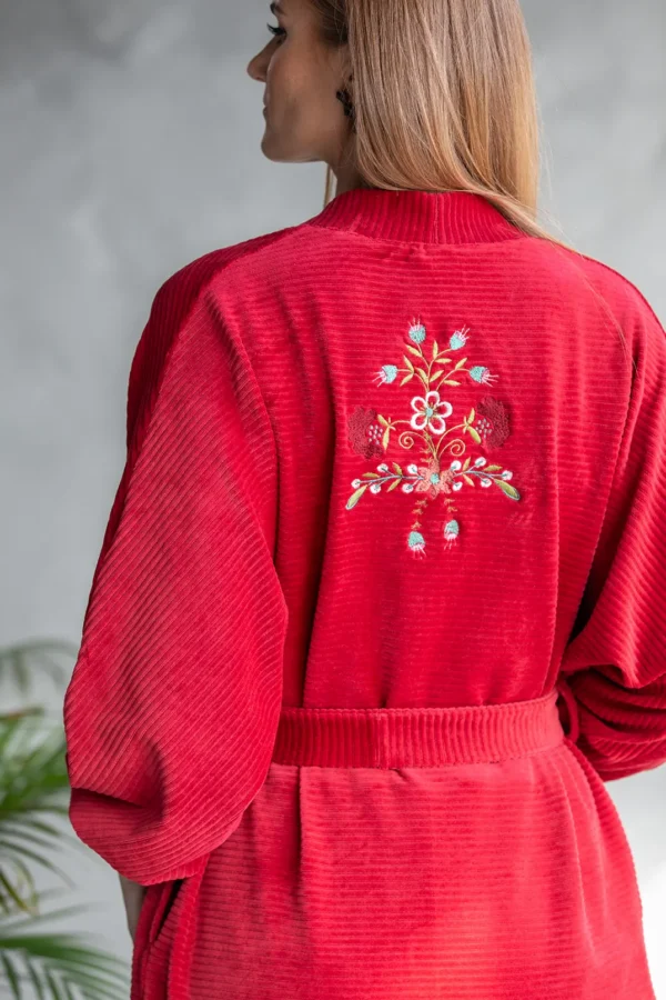 naiste punane kimono, taskute ja tikandiga, Eesti disain