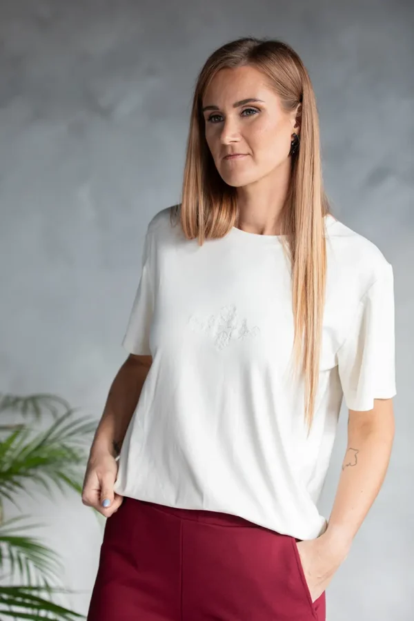 naiste valge vabaaja t-särk tikandiga rinnal