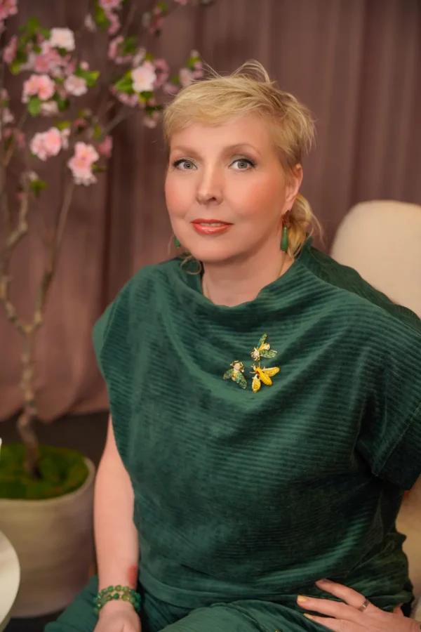 kõrgendatud kraega roheline pluus